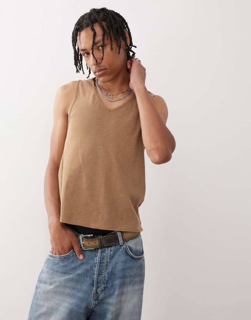 Reclaimed Vintage - Locker geschnittenes Trägertop in verwaschenem Braun mit V-Ausschnitt von Reclaimed Vintage