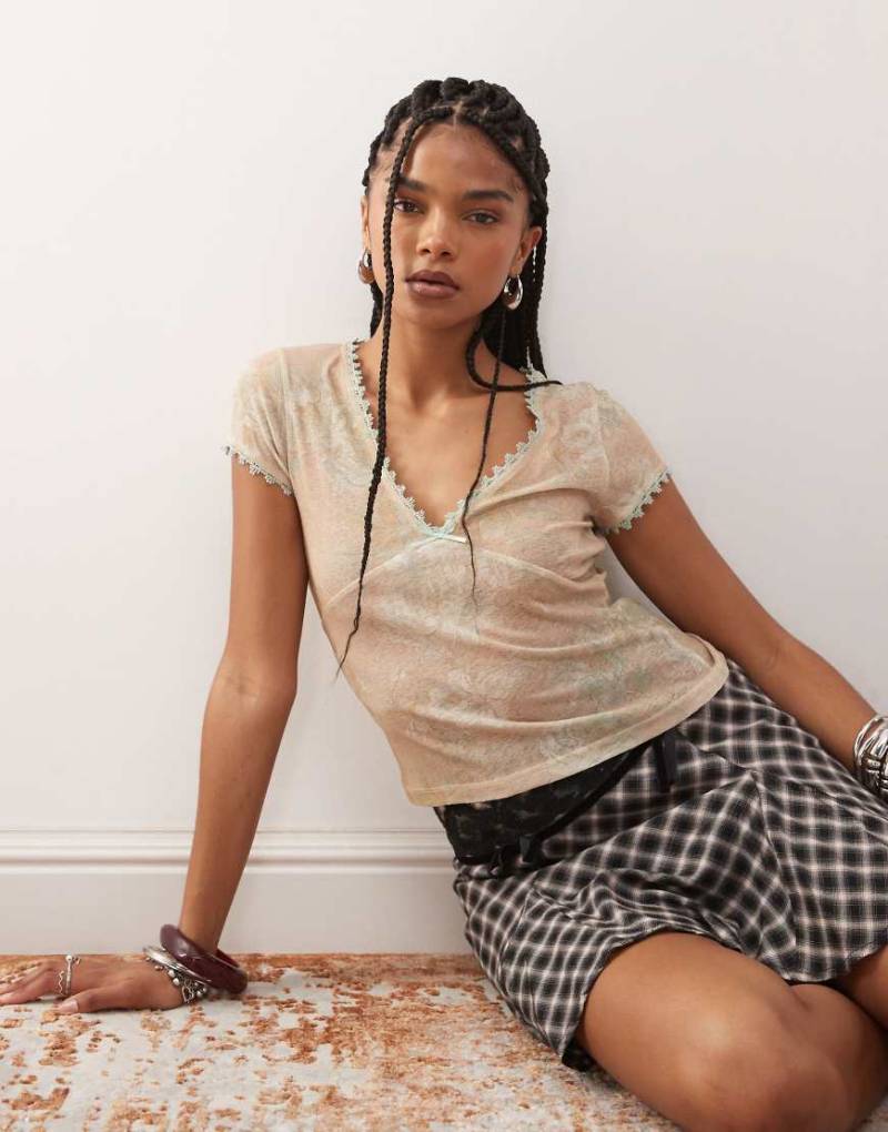 Reclaimed Vintage - Netzstoff-T-Shirt in Zartrosa mit V-Ausschnitt, Paisleymuster, Schleifendetail und Spitzenborte von Reclaimed Vintage