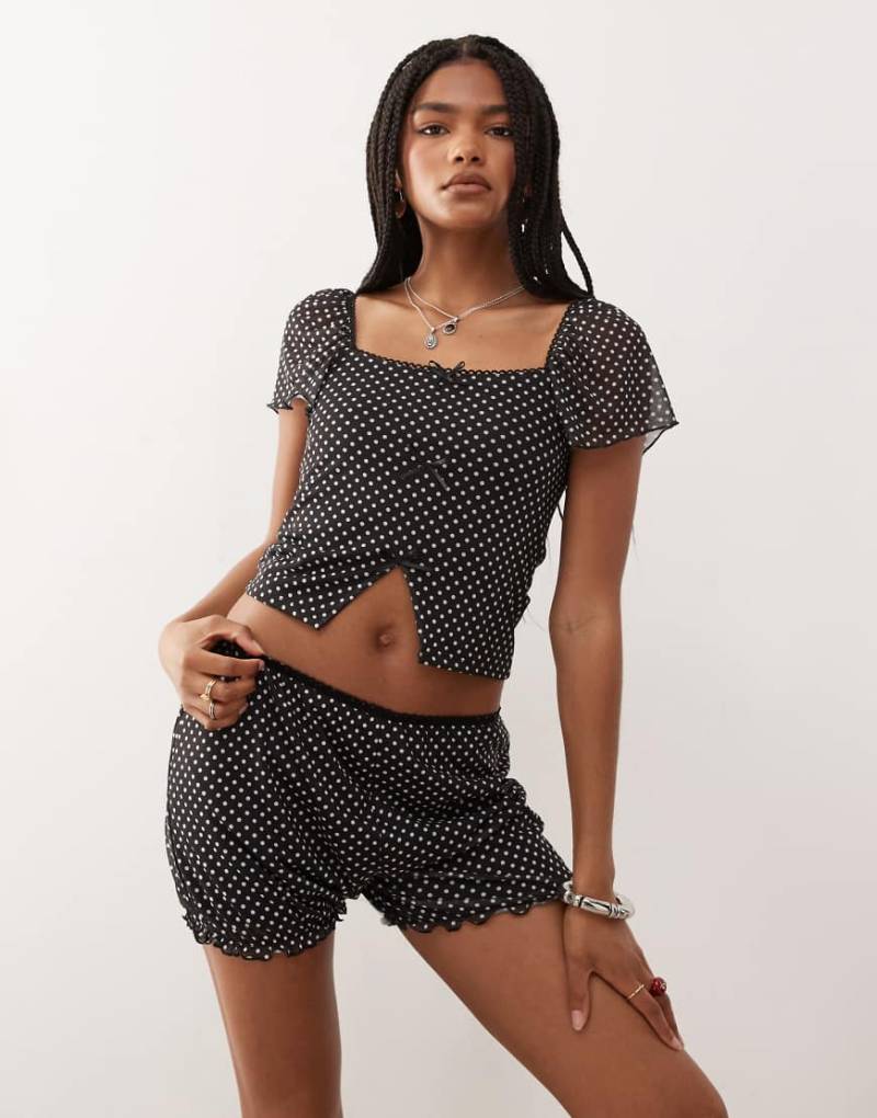 Reclaimed Vintage - Knapp geschnittene Bloomer-Shorts aus Mesh in Schwarz mit Punktmuster, Kombiteil von Reclaimed Vintage