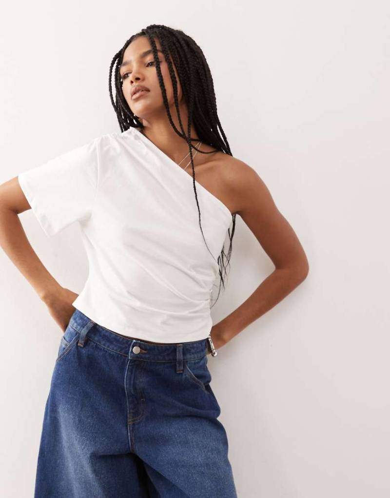 Reclaimed Vintage - Oberteil in Ecru mit einem asymmetrisch geschnittenen One-Shoulder-Ärmel-Weiß von Reclaimed Vintage