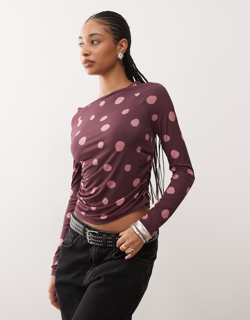 Reclaimed Vintage - Oberteil in Lila mit langen Raglanärmeln und rosa Polka-Dot-Muster-Bunt Reclaimed Vintage - Oberteil in Lila mit langen Raglanärmeln und rosa Polka-Dot-Muster-Bunt von Reclaimed Vintage
