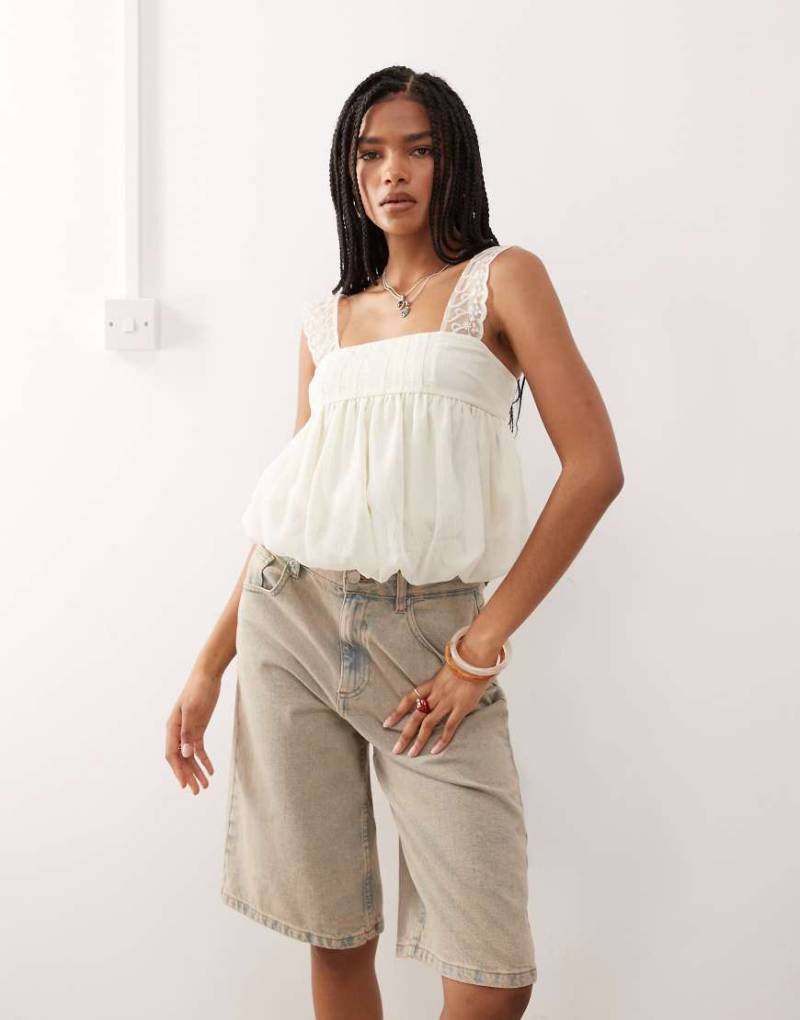 Reclaimed Vintage - Oberteil in blassem Mintgrün mit Ballonsaum und Spitze an der Schulter von Reclaimed Vintage