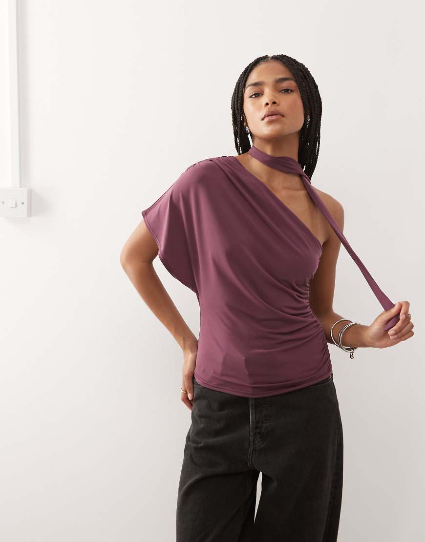 Reclaimed Vintage - One-Shoulder-Oberteil in Pflaume mit Raffung und Schal-Lila Reclaimed Vintage - One-Shoulder-Oberteil in Pflaume mit Raffung und Schal-Lila von Reclaimed Vintage