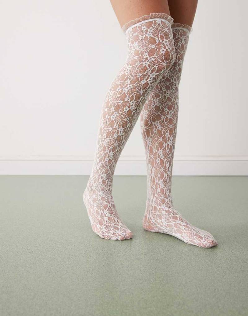Reclaimed Vintage - Overknee-Socken aus Spitze in Weiß von Reclaimed Vintage