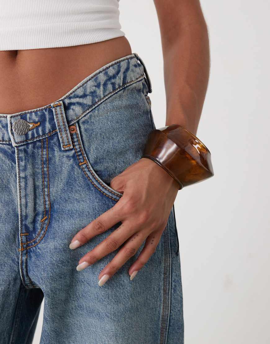 Reclaimed Vintage - Oversize-Armreif in brauner Schildpatt-Optik-Brown von Reclaimed Vintage