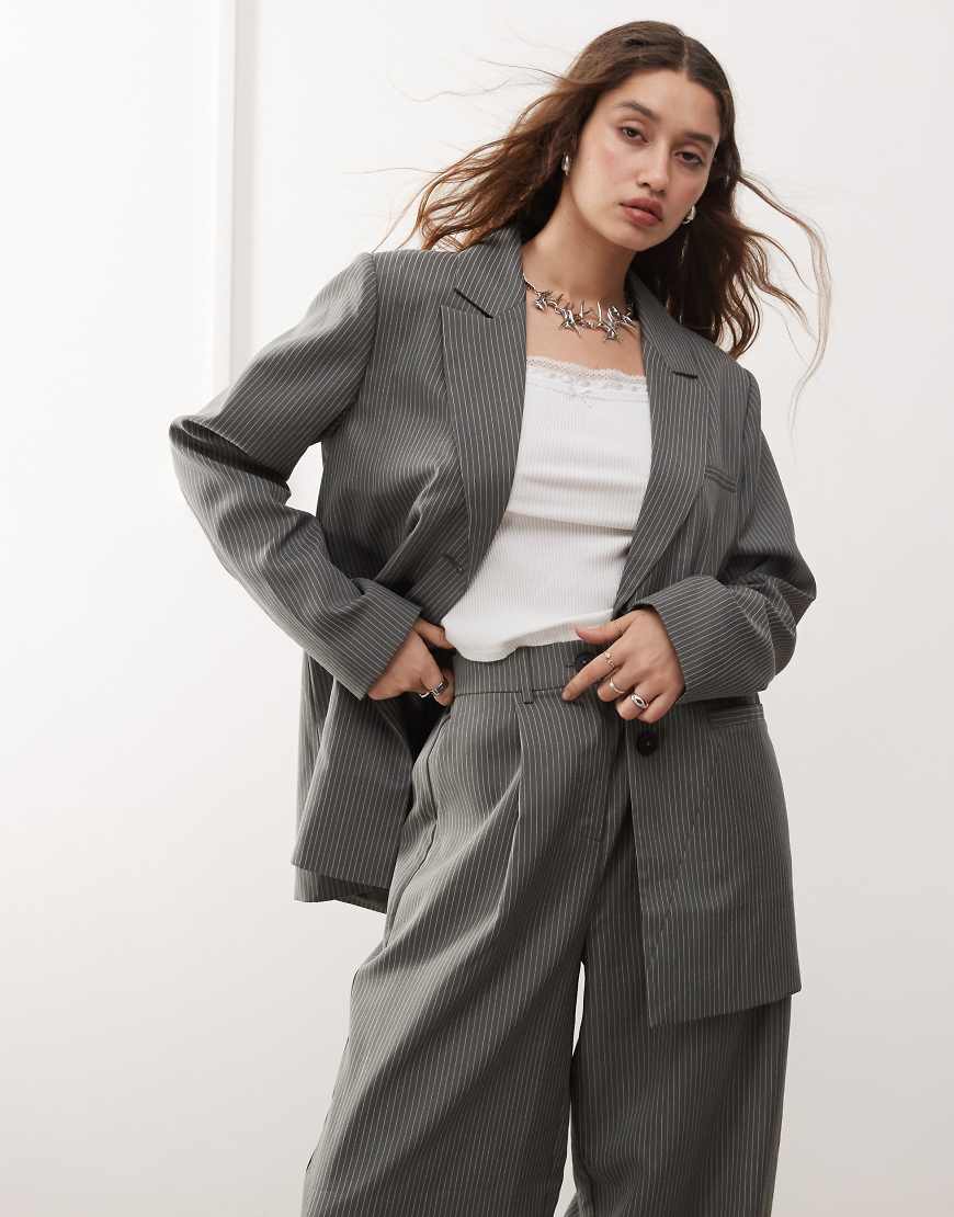 Reclaimed Vintage - Oversize-Blazer mit Nadelstreifen-Grau Reclaimed Vintage - Oversize-Blazer mit Nadelstreifen-Grau von Reclaimed Vintage