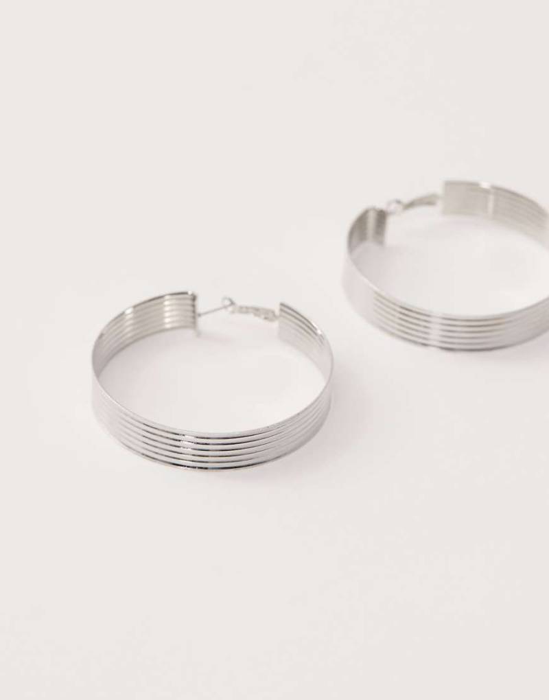 Reclaimed Vintage - Oversize-Creolen in Silberoptik von Reclaimed Vintage