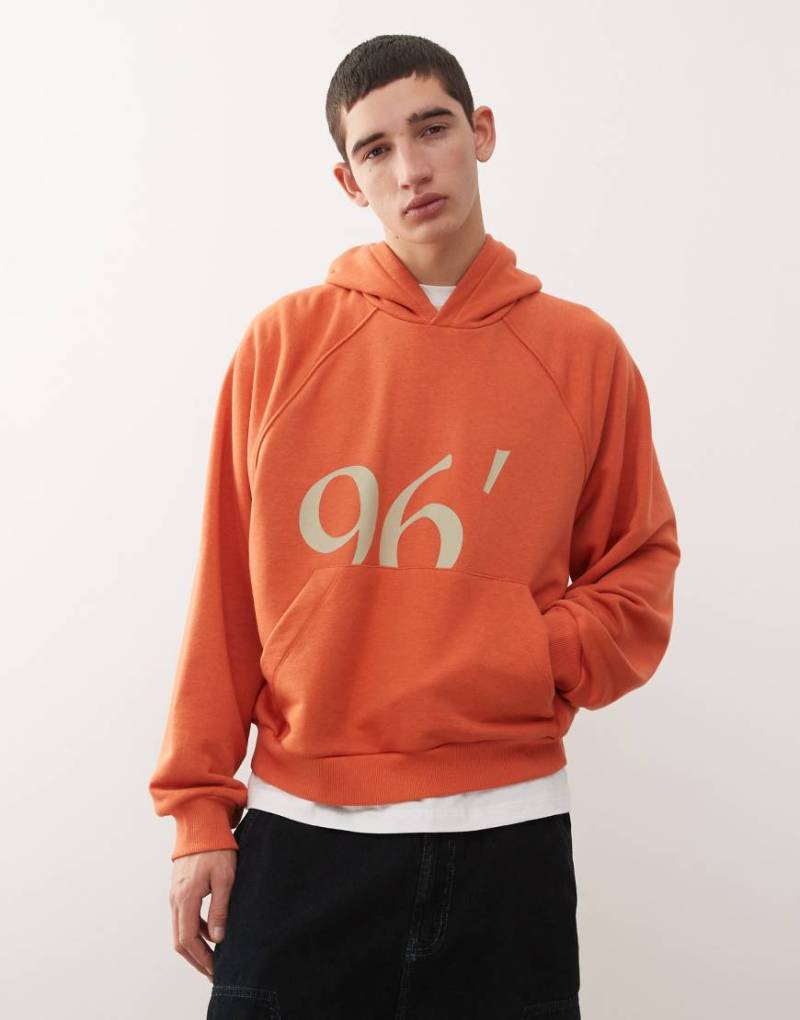 Reclaimed Vintage - Oversize-Kapuzenpullover in Rot mit Print von Reclaimed Vintage