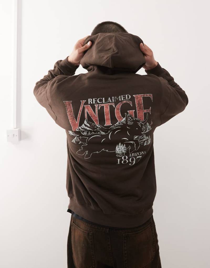 Reclaimed Vintage - Oversize-Kapuzenpullover in Schokobraun mit Grafikprint am Rücken-Brown Reclaimed Vintage - Oversize-Kapuzenpullover in Schokobraun mit Grafikprint am Rücken-Brown von Reclaimed Vintage