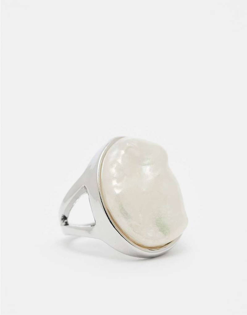 Reclaimed Vintage - Oversize-Ring in Silberoptik mit Perlmuttimitat von Reclaimed Vintage