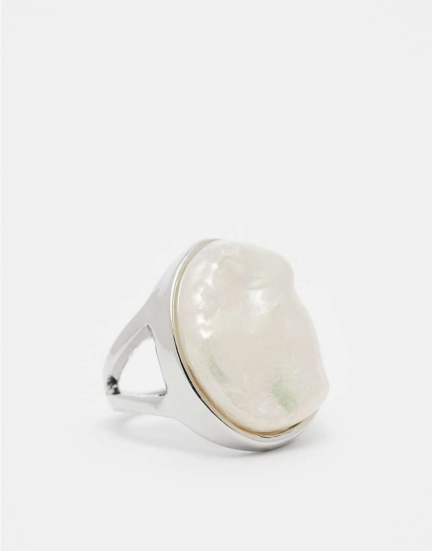 Reclaimed Vintage - Oversize-Ring in Silberoptik mit Perlmuttimitat Reclaimed Vintage - Oversize-Ring in Silberoptik mit Perlmuttimitat von Reclaimed Vintage