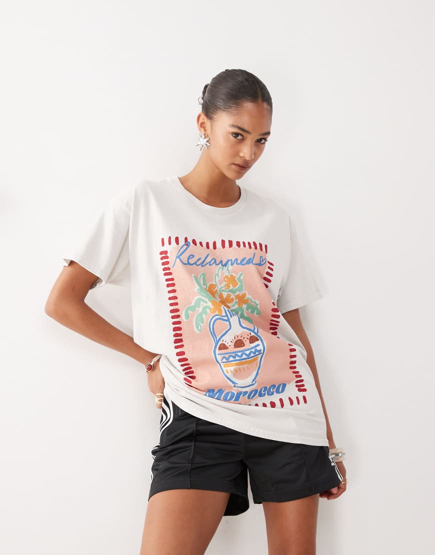 Reclaimed Vintage - Oversize-T-Shirt aus Baumwolle in Ecru mit Print in Vasen-Kunstdruck-Optik-Weiß von Reclaimed Vintage