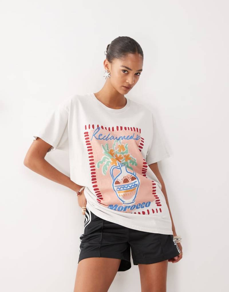 Reclaimed Vintage - Oversize-T-Shirt aus Baumwolle in Ecru mit Print in Vasen-Kunstdruck-Optik-Weiß von Reclaimed Vintage