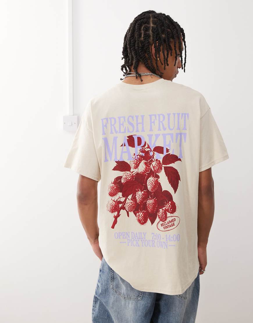 Reclaimed Vintage - Oversize-T-Shirt aus Baumwolle in Beige mit „Fresh Fruit Market"-Rückenprint-Neutral Reclaimed Vintage - Oversize-T-Shirt aus Baumwolle in Beige mit „Fresh Fruit Market"-Rückenprint-Neutral von Reclaimed Vintage