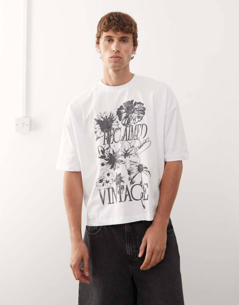Reclaimed Vintage - Oversize-T-Shirt in Ecru mit Blumengrafik-Weiß von Reclaimed Vintage