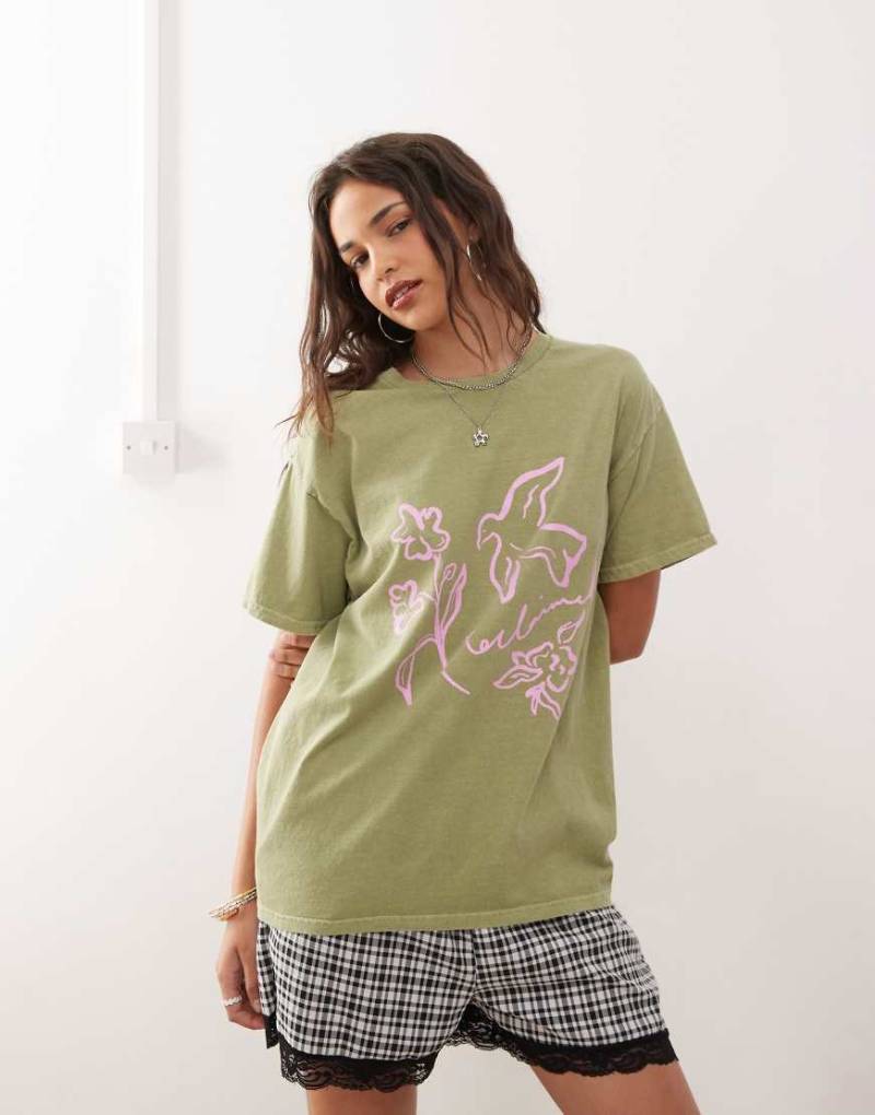 Reclaimed Vintage - Oversize-T-Shirt aus Baumwolle in verwaschenem Grün mit rosa Vogel-Print von Reclaimed Vintage