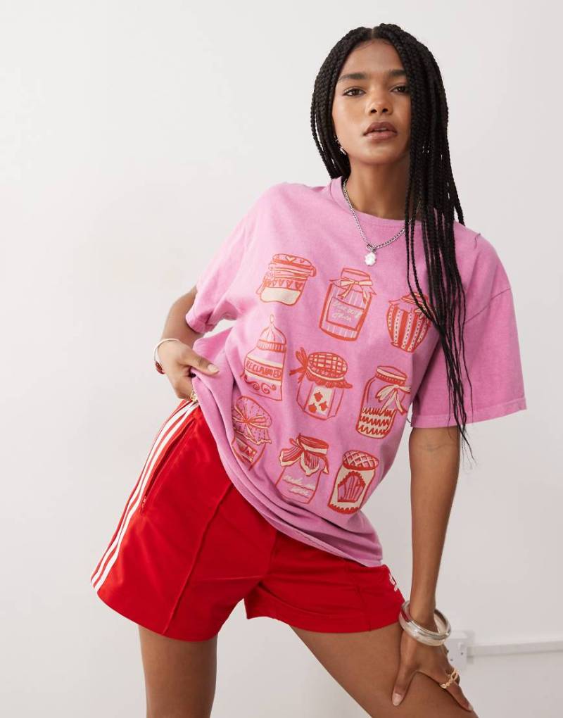 Reclaimed Vintage - Oversize-T-Shirt aus Baumwolle in verwaschenem Rosa mit Marmeladenglas-Print von Reclaimed Vintage