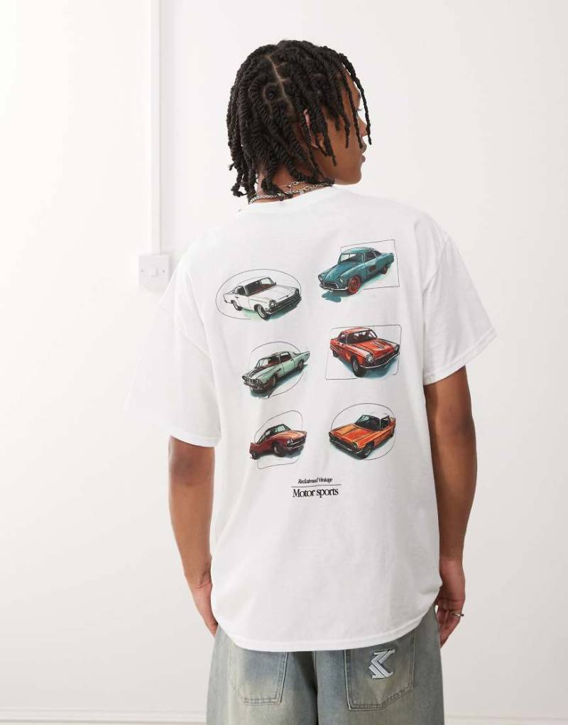 Reclaimed Vintage - Oversize-T-Shirt in Weiß mit Auto-Rückenprint von Reclaimed Vintage