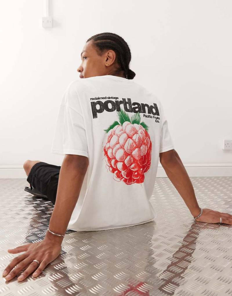 Reclaimed Vintage - Oversize-T-Shirt in Weiß mit Portland-Rückenprint von Reclaimed Vintage