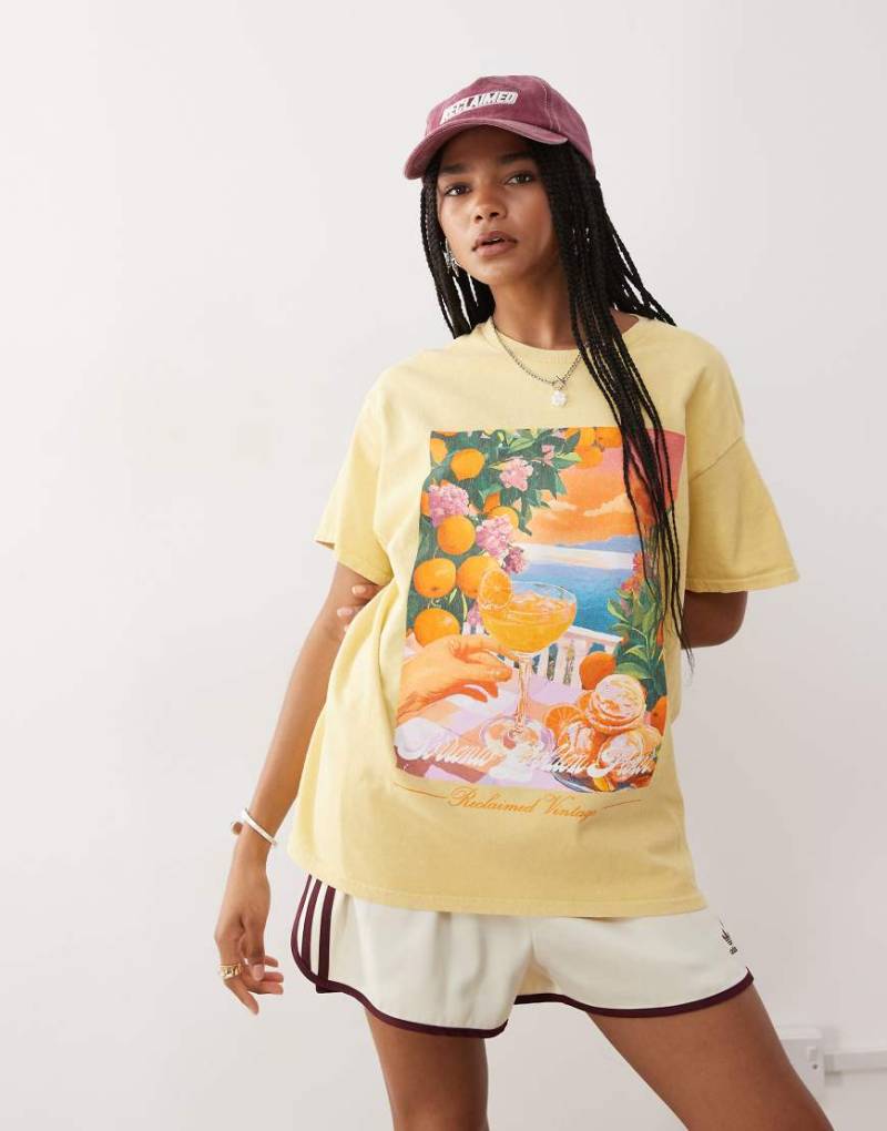 Reclaimed Vintage - Oversize-T-Shirt aus Baumwolle in verwaschenem Gelb mit Urlaubsmotiv von Reclaimed Vintage