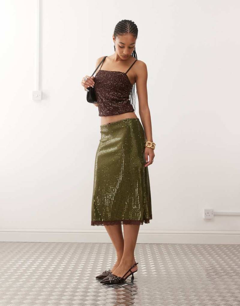 Reclaimed Vintage - Pailletten-Midirock in Olivgrün mit kontrastierender Spitzenkante von Reclaimed Vintage