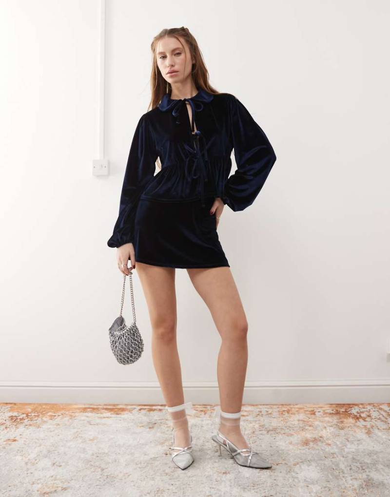 Reclaimed Vintage - Party-Minirock aus Samt in Marineblau, Kombiteil von Reclaimed Vintage