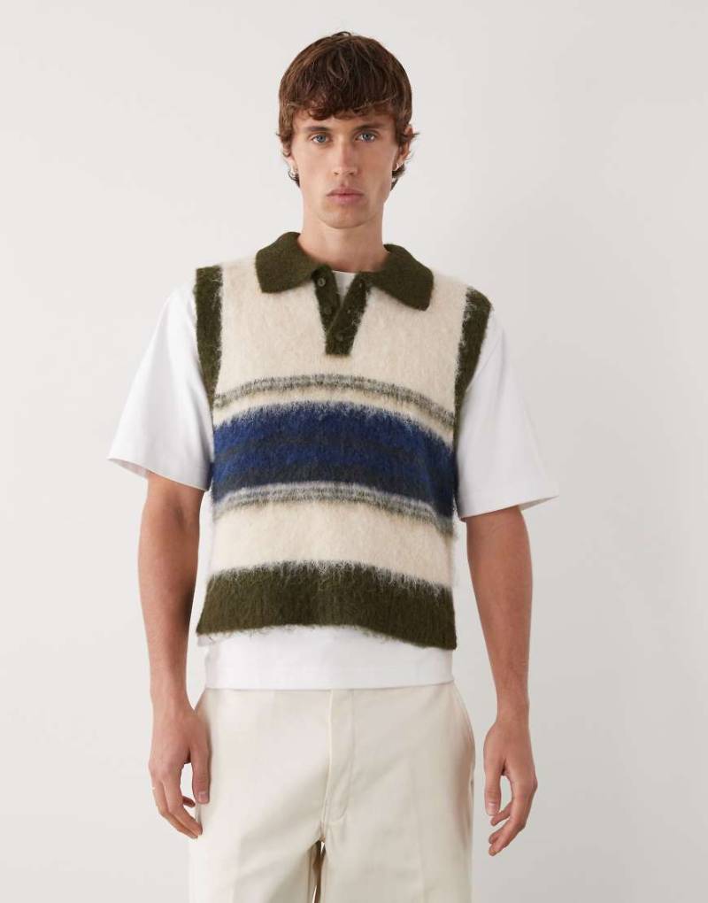 Reclaimed Vintage - Pullunder aus flauschigem Strickstoff mit mehrfarbigem Streifenmuster und Kragen-Weiß von Reclaimed Vintage