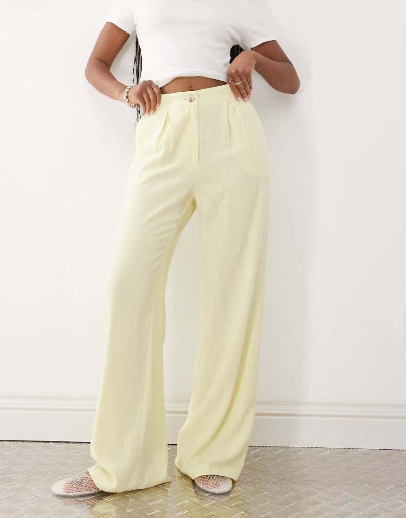 Reclaimed Vintage - Relaxed-Fit-Hose aus Leinenmix in Buttermilchgelb mit weitem Bein von Reclaimed Vintage