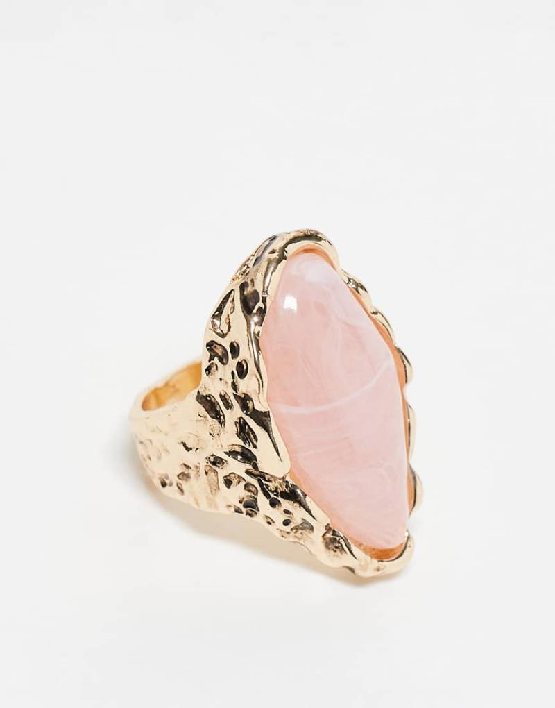 Reclaimed Vintage - Ring in Goldoptik mit künstlichem Rosenquarz-Goldfarben von Reclaimed Vintage
