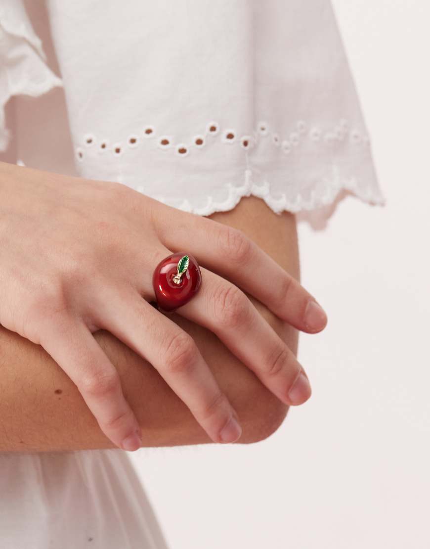 Reclaimed Vintage - Ring mit dickem roten Apfel-Motiv von Reclaimed Vintage