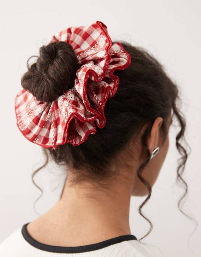 Reclaimed Vintage - Rot und weiß karierter Scrunchie-Bunt von Reclaimed Vintage