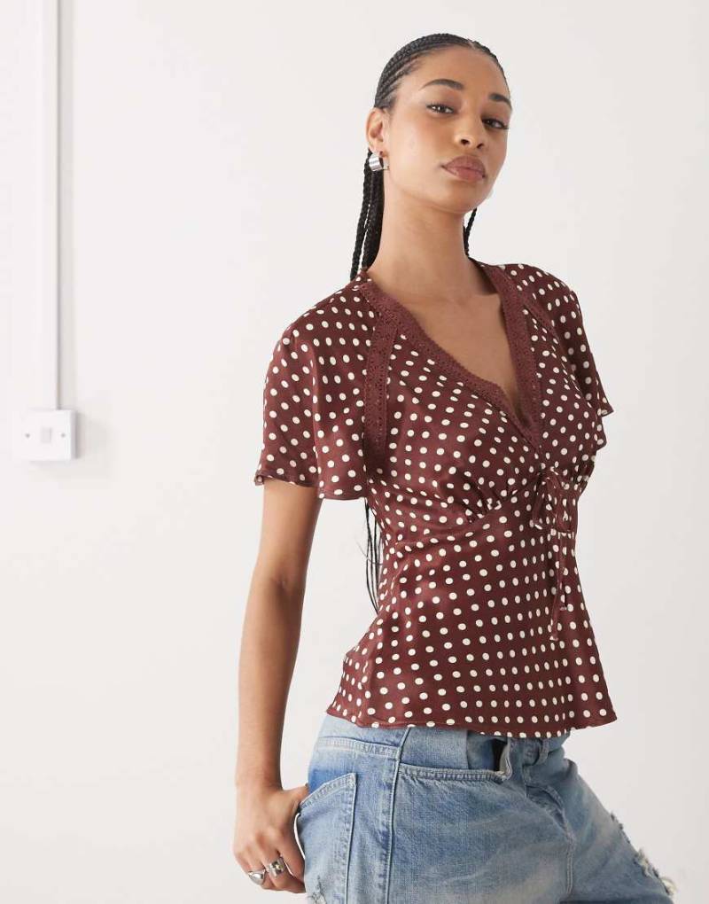 Reclaimed Vintage - Satin-Freizeitoberteil in Braun mit Flatterärmeln, Spitzenborte und Polka Dots-Bunt von Reclaimed Vintage