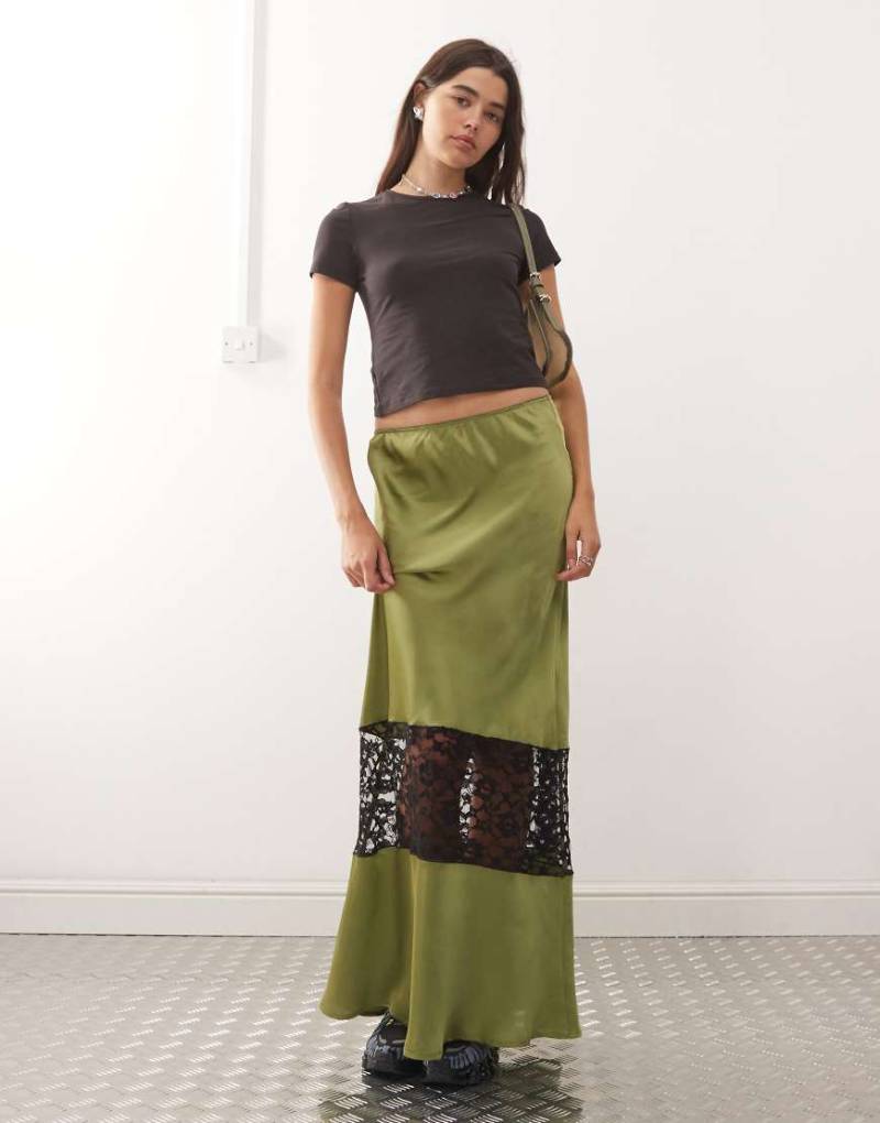 Reclaimed Vintage - Satin-Midirock in Olivgrün mit Spitzeneinsatz von Reclaimed Vintage