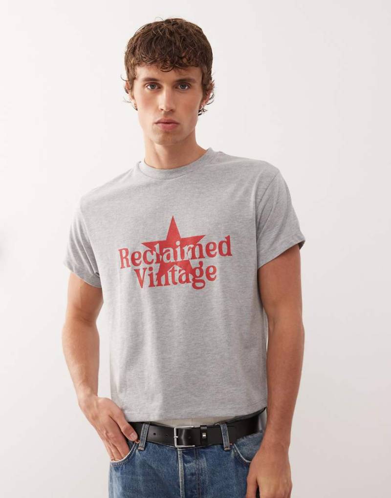 Reclaimed Vintage - Schmal geschnittenes, kastiges Cropped-T-Shirt in Grau meliert mit Markengrafik von Reclaimed Vintage