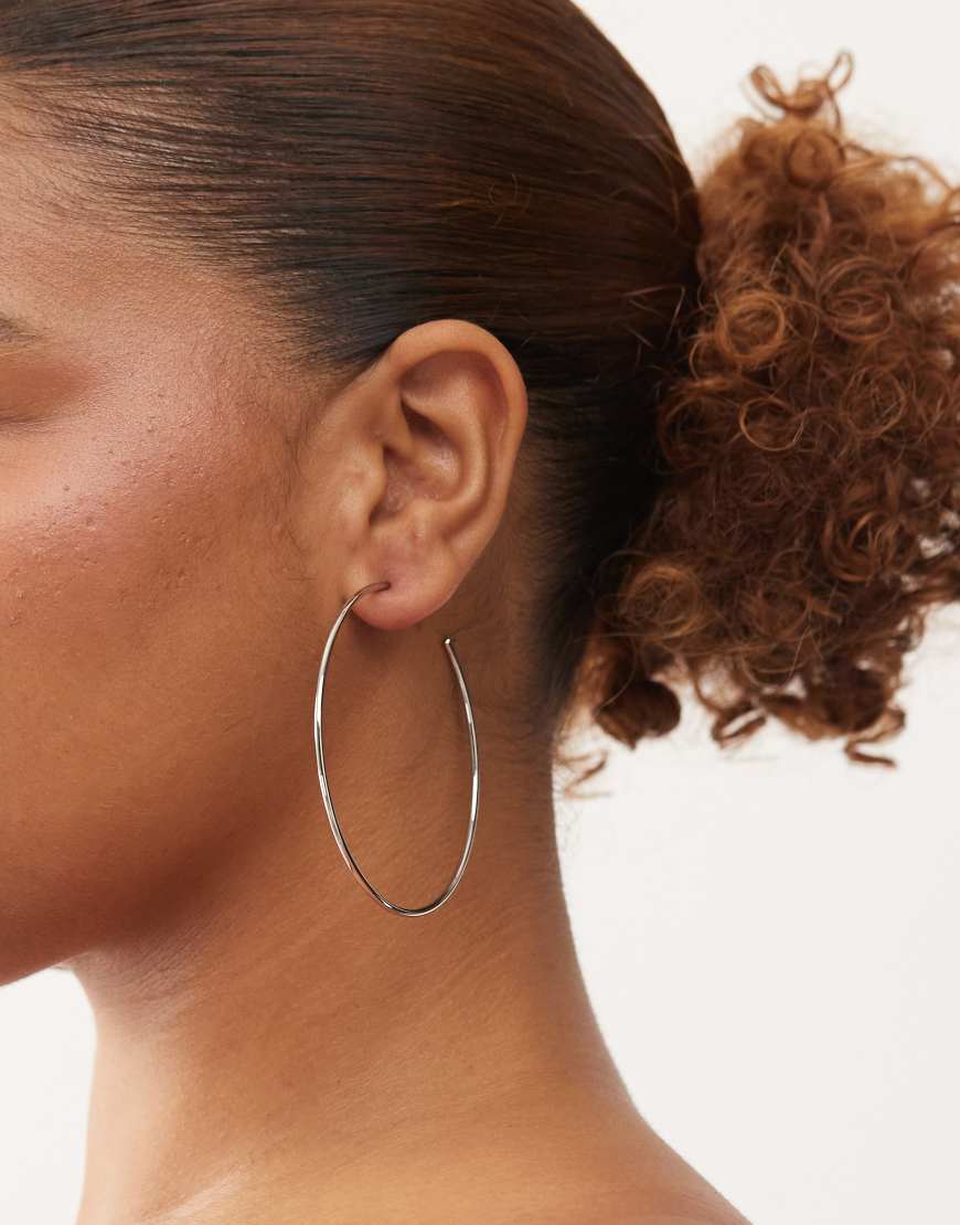 Reclaimed Vintage - Schmale, extragroße Creolen in Silberoptik von Reclaimed Vintage