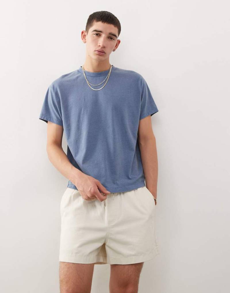 Reclaimed Vintage - Schmal geschnittenes Cropped-T-Shirt in verwaschenem Blau mit kastigem Schnitt von Reclaimed Vintage