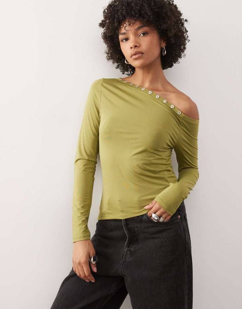 Reclaimed Vintage - Schulterfreies, figurbetontes Oberteil in Grün mit Knopfdetail und asymmetrischem Schnitt von Reclaimed Vintage