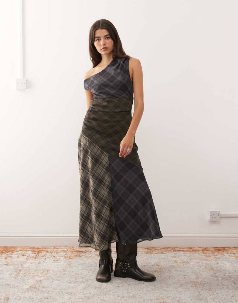 Reclaimed Vintage - Schulterfreies Midikleid mit Seitenschlitz und geteiltem Karomuster in Blau und Grün-Bunt von Reclaimed Vintage