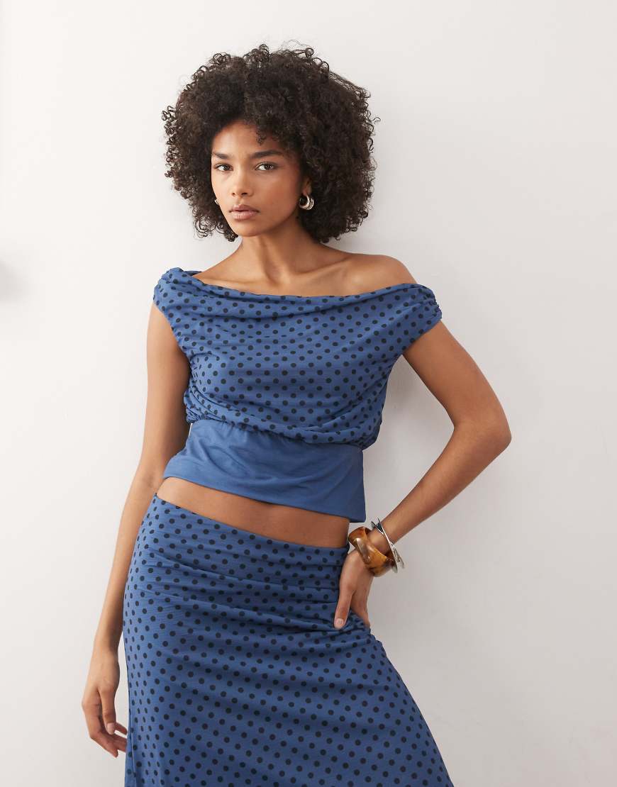Reclaimed Vintage - Schulterfreies Netzstoff-Oberteil in Blau mit schwarzem Polka-Dot-Muster, Kombiteil Reclaimed Vintage - Schulterfreies Netzstoff-Oberteil in Blau mit schwarzem Polka-Dot-Muster, Kombiteil von Reclaimed Vintage