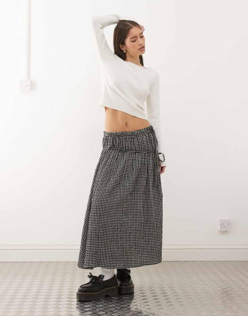 Reclaimed Vintage - Schwarz-weiß karierter Midi-Wickelrock mit Zierschleifen-Bunt von Reclaimed Vintage