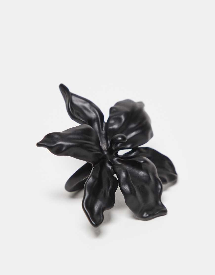 Reclaimed Vintage - Schwarzer Oversize-Ring im Blütendesign von Reclaimed Vintage