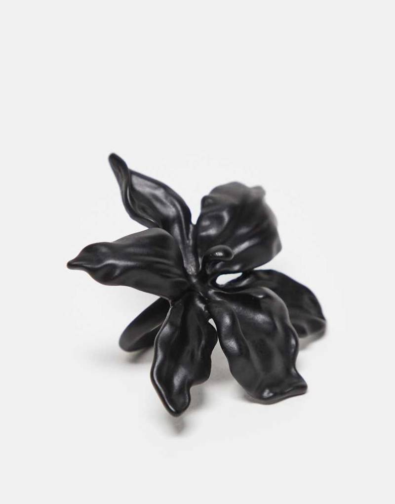 Reclaimed Vintage - Schwarzer Oversize-Ring im Blütendesign von Reclaimed Vintage