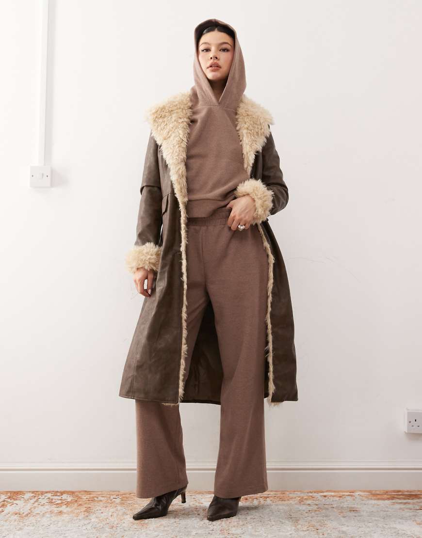 Reclaimed Vintage - Sehr weiche, kuschelige Jogginghose in Braun mit weitem Bein, Kombiteil von Reclaimed Vintage