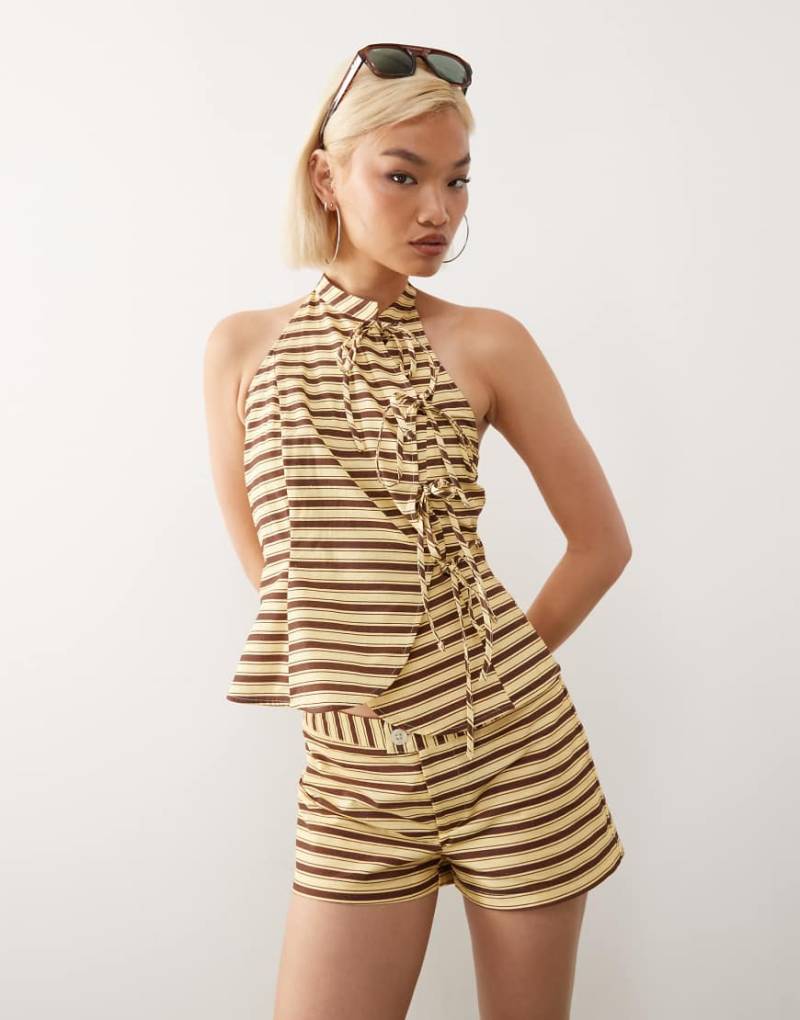 Reclaimed Vintage - Seitlich gebundene, gestreifte Festival-Weste in sanftem Gelb und Schokobraun-Bunt von Reclaimed Vintage