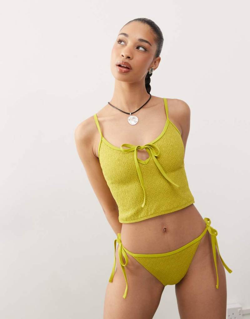 Reclaimed Vintage - Seitlich gebundene Bikinihose in Grün mit Paisleymuster-Textur-Bunt von Reclaimed Vintage