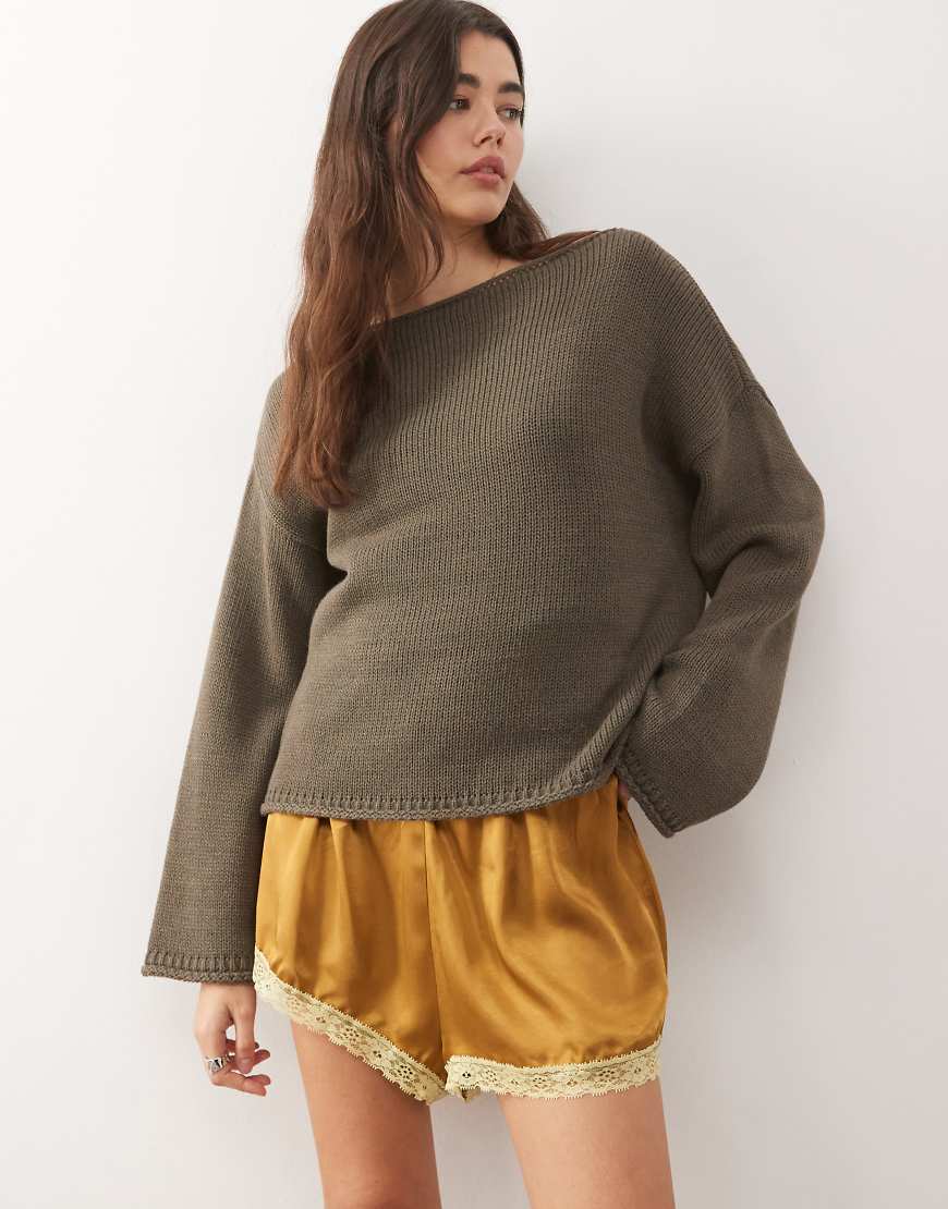 Reclaimed Vintage - Satin-Shorts in Senfgelb und Grün mit Spitzenborte von Reclaimed Vintage