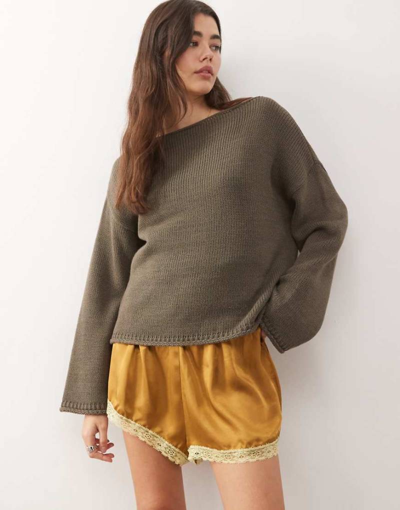 Reclaimed Vintage - Shorts aus Satin in Olivgrün mit Kontrast-Spitzenborte von Reclaimed Vintage