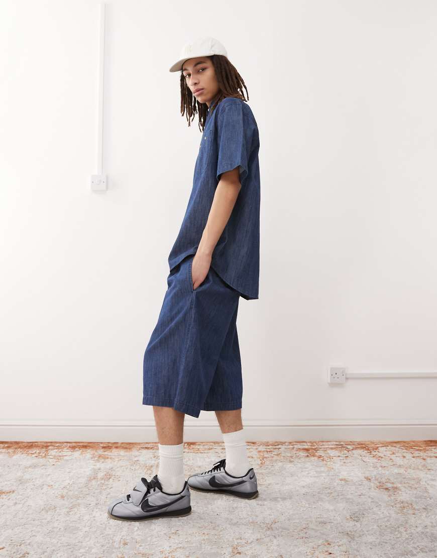 Reclaimed Vintage - Weit geschnittene Shorts aus Denim-Chambray in Mittelblau, Kombiteil Reclaimed Vintage - Weit geschnittene Shorts aus Denim-Chambray in Mittelblau, Kombiteil von Reclaimed Vintage