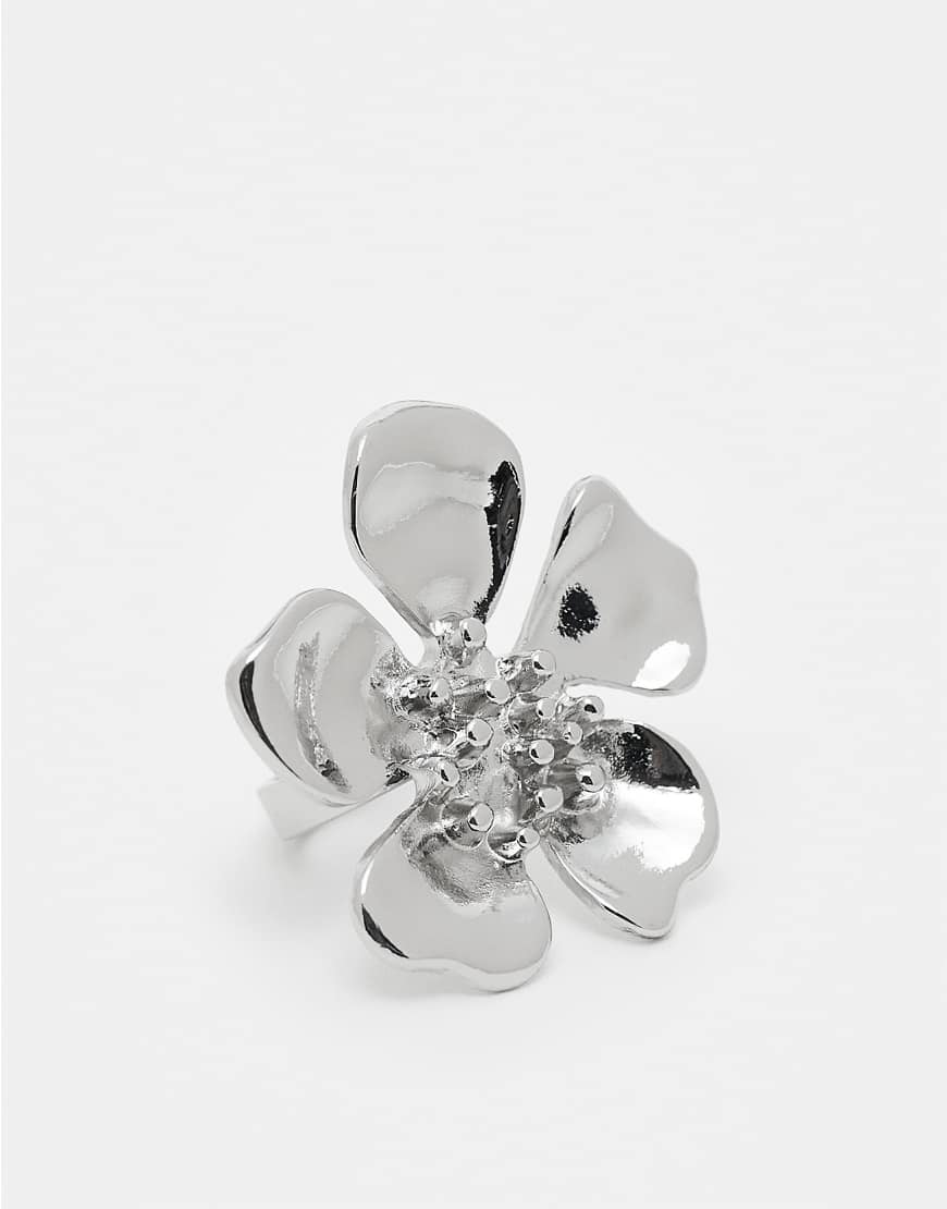Reclaimed Vintage - Silberfarbener Oversize-Ring im Blütendesign von Reclaimed Vintage