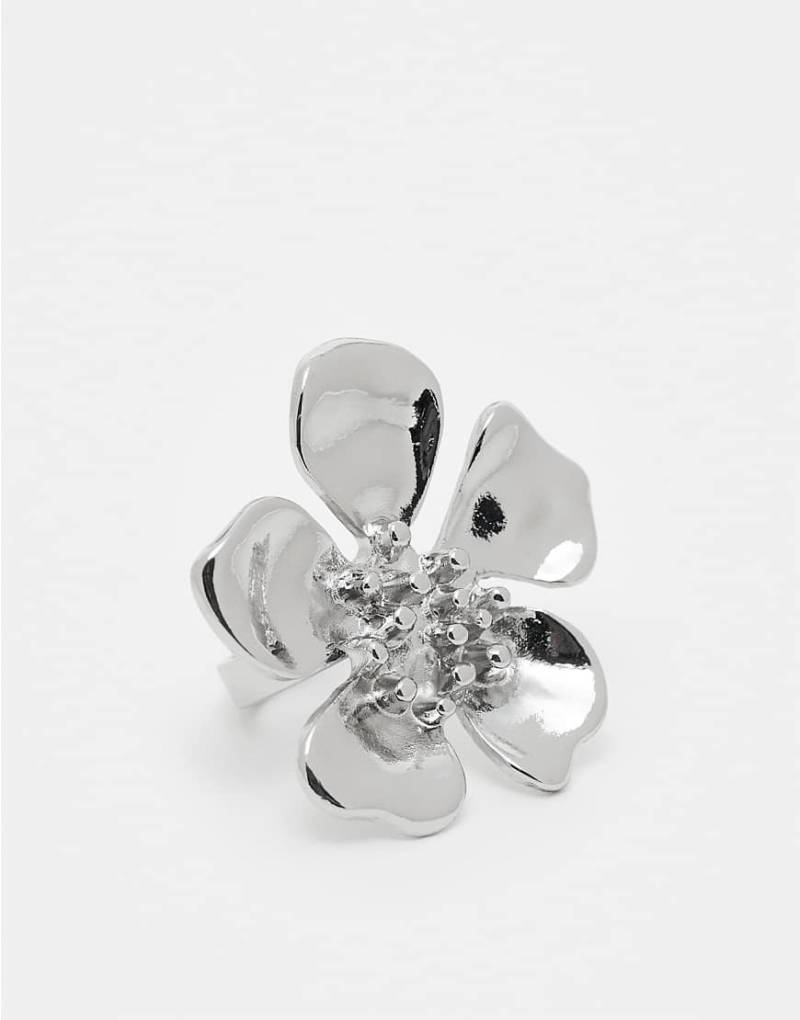 Reclaimed Vintage - Silberfarbener Oversize-Ring im Blütendesign von Reclaimed Vintage